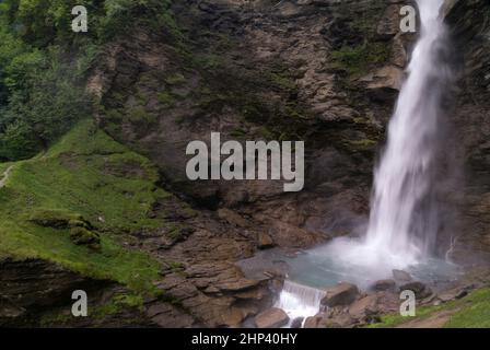 Der Reichenbachfall in der Nähe der Schweizer Stadt Meiringen im Berner Oberland ist ein spektakulärer Wasserfall. Es ist auch ein weltberühmter Ort in t Stockfoto