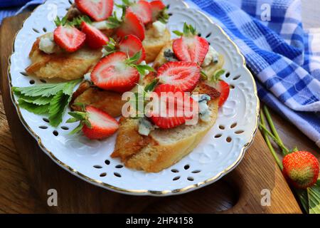 Erdbeer-Bruschetta mit Ziegenkäse und Balsamico-Essig Stockfoto