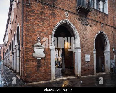 Venedig, Italien - Januar 5 2022: Rialto Fischmarkt oder Mercato del Pesce al Minuto bei Rialto in Venedig. Stockfoto