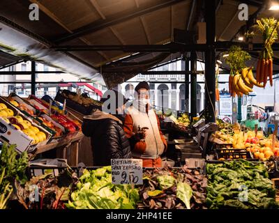 Venedig, Italien - Januar 5 2022: Rialto Market oder Mercato di Rialto Vegetable Vendor stehen in Venedig, Italien Stockfoto