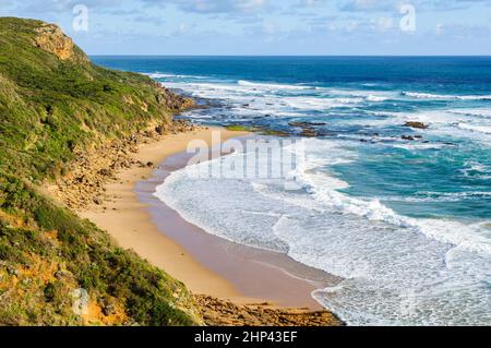 Blick vom Castle Cove Lookout, wo der Great Ocean Walk auf die Great Ocean Road trifft - Glenaire, Victoria, Australien Stockfoto