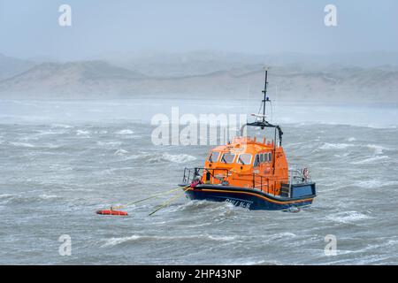 Appledore, North Devon, England.Freitag, 18th. Februar 2022. Das Met Office gab mit excepti eine seltene Rote Wetterwarnung für den Südwesten Englands heraus Stockfoto