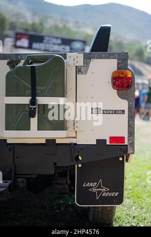 Das Detail der Rückseite eines Land Rover Santana Series III Cabriolets mit Kanister Stockfoto