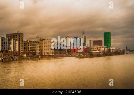 Das ist das moderne Geschäftsgebäude Westhafen Tower Stockfoto