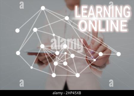 Sign Display Learning Online, Business Idea Lernen Sie etwas Neues mit Hilfe von Internet und Technologie Lady Holding Tablet Drücken auf Virtual BU Stockfoto