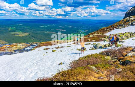 Hemsedal Norwegen 06. Juni 2016 Touristen und Fotograf auf Trekkingpfad durch eine schöne verschneite Landschaft Panorama Norwegen von Hydalen Hemsedal mit snowe Stockfoto