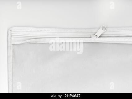 Transparente Nylon-Tasche aus Kunststoff mit weißem Reißverschluss Stockfoto
