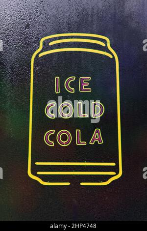 Neon Ice Cold Cola-Schild im regnerischen, nassen Fenster Stockfoto