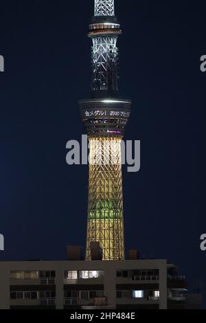 Tokio, Japan. 18th. Februar 2022. Der Tokyo Skytree leuchtet auf und zeigt eine japanische Botschaft mit dem Namen „Herzlichen Glückwunsch zu den Goldmedaillen“ zur Unterstützung der japanischen Athleten, die an den Olympischen Winterspielen 2022 in Peking teilnehmen. (Bild: © Rodrigo Reyes Marin/ZUMA Press Wire) Bild: ZUMA Press, Inc./Alamy Live News Stockfoto