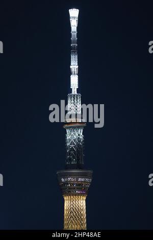 Tokio, Japan. 18th. Februar 2022. Der Tokyo Skytree leuchtet auf und zeigt eine japanische Botschaft mit dem Namen „Herzlichen Glückwunsch zu den Goldmedaillen“ zur Unterstützung der japanischen Athleten, die an den Olympischen Winterspielen 2022 in Peking teilnehmen. (Bild: © Rodrigo Reyes Marin/ZUMA Press Wire) Bild: ZUMA Press, Inc./Alamy Live News Stockfoto