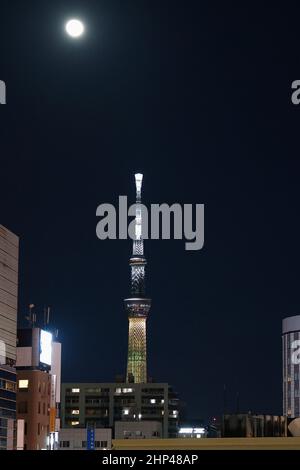 Tokio, Japan. 18th. Februar 2022. Der Tokyo Skytree leuchtet auf und zeigt eine japanische Botschaft mit dem Namen „Herzlichen Glückwunsch zu den Goldmedaillen“ zur Unterstützung der japanischen Athleten, die an den Olympischen Winterspielen 2022 in Peking teilnehmen. (Bild: © Rodrigo Reyes Marin/ZUMA Press Wire) Bild: ZUMA Press, Inc./Alamy Live News Stockfoto