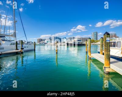 Blick auf die Marina am Bayfront Park mit der Skyline von in der Stadt in der Florida USA im Hintergrund Stockfoto