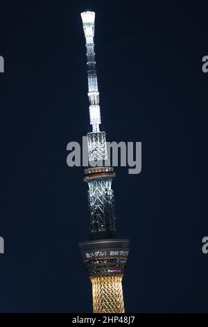 Tokio, Japan. 18th. Februar 2022. Der Tokyo Skytree leuchtet auf und zeigt eine japanische Botschaft mit dem Namen „Herzlichen Glückwunsch zu den Goldmedaillen“ zur Unterstützung der japanischen Athleten, die an den Olympischen Winterspielen 2022 in Peking teilnehmen. (Bild: © Rodrigo Reyes Marin/ZUMA Press Wire) Bild: ZUMA Press, Inc./Alamy Live News Stockfoto