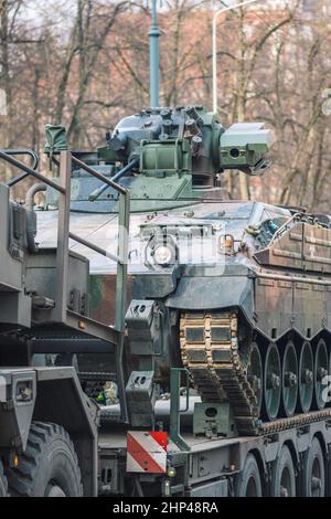 Gepanzerter Raupentank. Deutsche Armee, Mitglied der NATO-Reaktionskraft oder der Organisation des Nordatlantikvertrags, vertikal Stockfoto