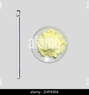 Schwefelpulver im chemischen Uhrglas Platz neben dem Rührstab. Chemische Zutat aus der Nähe auf weißem Labortisch. Draufsicht Stockfoto