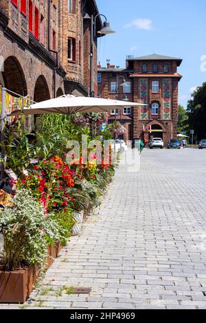 Katowice, Nikiszowiec, Polen - 29. Juli 2021 : Historische Wohnsiedlung für Kohlebergarbeiter vom Anfang des 20. Jahrhunderts, Liberation Square. Bui Stockfoto