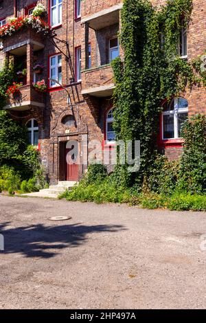 Katowice, Nikiszowiec, Polen - 29. Juli 2021 : Historische Wohnsiedlung für Kohlebergarbeiter vom Anfang des 20. Jahrhunderts. Erbaut als ein Stadtteil von Stockfoto