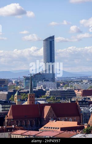 Breslau, Polen - 30. September 2021: Sky Tower, moderner Wolkenkratzer, eines der höchsten Gebäude in Polen Stockfoto