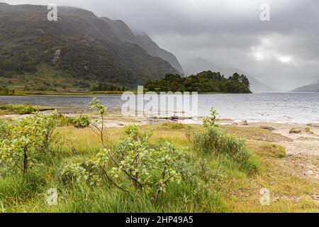 Brütende Regenwolken ziehen über Loch Shiel in Glenfinnan, Highland, Schottland, Großbritannien Stockfoto