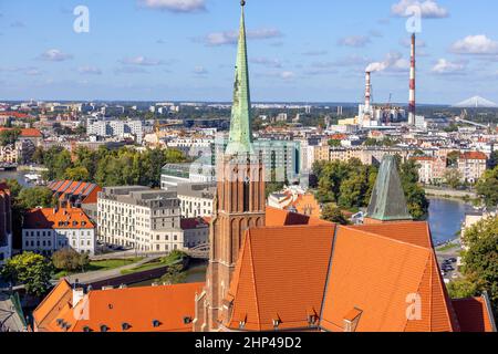 Breslau, Polen - 30. September 2021: Luftaufnahme der Stiftskirche des Heiligen Kreuzes und des Hl.Bartholomäus vom Turm der Breslauer Kathedrale. Das ist es Stockfoto