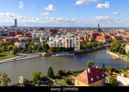 Breslau, Polen - 30. September 2021: Luftaufnahme der Stadt und der Sandinsel an der Odra vom Turm der Breslauer Kathedrale an der Ostrow TUM Stockfoto