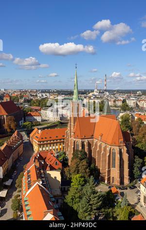 Breslau, Polen - 30. September 2021: Luftaufnahme der Stiftskirche des Heiligen Kreuzes und des Hl.Bartholomäus vom Turm der Breslauer Kathedrale. Das ist es Stockfoto