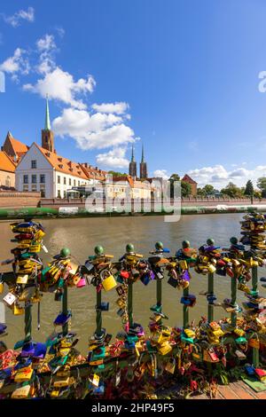 Breslau, Polen - 30. September 2021: Geländer an der oder mit Liebesschlössern, Blick auf Ostow Tumski und Türme der Breslauer Kathedrale Stockfoto