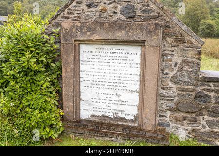 Eine Gedenktafel am Glenfinnan Monument, die 1815 zur Erinnerung an die Landung von Prinz Charles Edward Stuart im Jahr 1745 beim Jakobitenaufstand in Glenf errichtet wurde Stockfoto