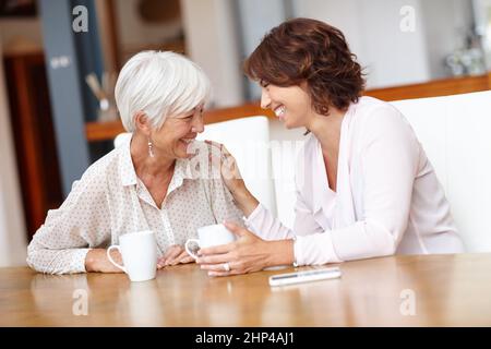 Eine gute Zeit beim Kaffee. Aufnahme einer älteren Frau und ihrer Tochter, die sich beim Kaffee unterhalten. Stockfoto