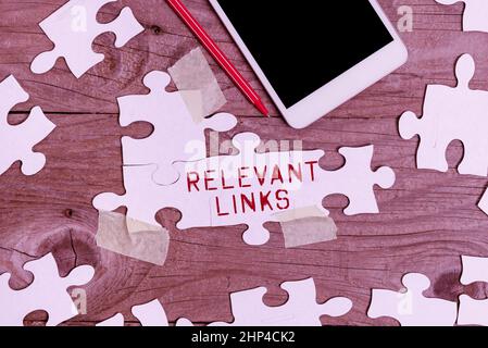 Textunterschrift mit relevanten Links, Geschäftskonzept wichtige Seiten zu einem bestimmten Thema Associated Building an Unfinished White Jigsaw Patte Stockfoto