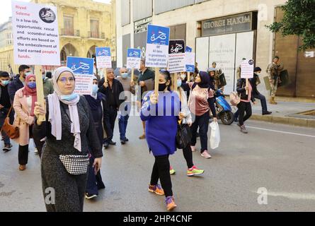 Beirut, Libanon. 18th. Februar 2022. Einleger marschieren in Richtung der Innenstadt von Beirut Banken, um ihr Geld zurückzubekommen, Beirut, Libanon, Februar 18 2022. Aufgrund des finanziellen Zahlungsausfalls des Libanon wenden Regierung und Banken derzeit das „Kapitalkontrollgesetz“ auf die Konten der Menschen in libanesischen Banken an, sodass sie ihr Geld nicht mehr abheben oder ins Ausland überweisen können. In der Zwischenzeit wird Riad Salame, der Chef der libanesischen Zentralbank, von der Polizei vieler Länder, darunter Libanon und Luxemburg, gesucht. (Foto von Elisa Gestri/ Quelle: SIPA USA/Alamy Live News Stockfoto