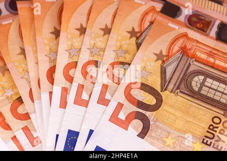 Nahaufnahme zahlreicher übereinander liegender Euro-Banknoten Stockfoto