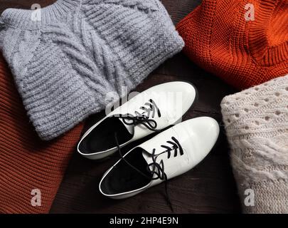 Warme Pullover für Winter, Herbst Hintergrund. Modische Damenbekleidung. Kuscheliger Herbstlook. Flach liegend, Draufsicht. Stockfoto