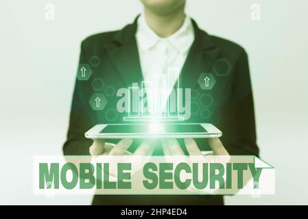 Handschriftenschild Mobile Security, Unternehmensübersicht Schutz des Mobiltelefons vor Bedrohungen und Schwachstellen Lady in Uniform Holding Phone und Sho Stockfoto