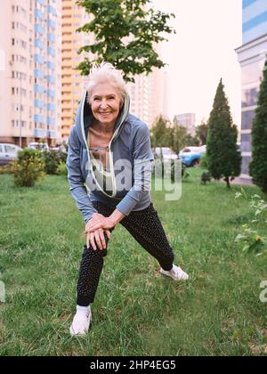 Ältere Frau macht Sportübungen im Park. Gesundes Lifestyle-Konzept Stockfoto