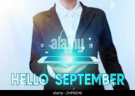 Schreiben Anzeige Text Hallo September, Business Schaufenster sehnsüchtig wollen einen herzlichen Empfang für den Monat September Frau in Anzug stehend mit Devic Stockfoto