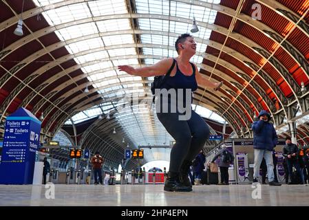 Ein Passagier, der auf einen Zug wartete, sagte, sie habe nichts anderes zu tun und tanzte im Bahnhof Paddington in London, wo die Züge wegen des Sturms Eunice abgesagt wurden. Millionen von Menschen wurden aufgrund von Sicherheitsängsten wegen der Auswirkungen von Eunice, einem der schlimmsten Stürme, die das Vereinigte Königreich seit einer Generation getroffen haben, aufgefordert, für einen Tag zu Hause zu bleiben. Bilddatum: Freitag, 18. Februar 2022. Stockfoto