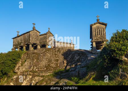 Altes traditionelles Horreo espigueiro-Getreidespeicher in Soajo, Arcos de Valdevez, Viana do Castelo, Portugal, Europa Stockfoto