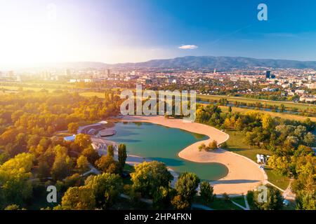 Bundek See und Stadt Zagreb Luftaufnahme Herbst Sonne Dunst, grüne Zone der Hauptstadt von Kroatien Stockfoto