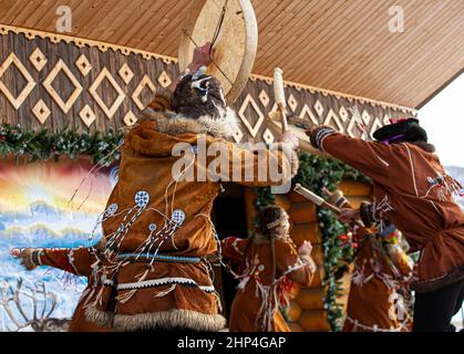 Volksensemble-Auftritt in der Kleidung der Ureinwohner Kamtschatkas. Der Urlaub Northern Aboriginal Koryak Stockfoto