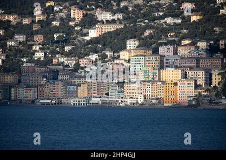 Italien, Camogli - eine Nahaufnahme (aus dem Telefoto) des Dorfes Camogli von Punta Chiappa aus gesehen Stockfoto