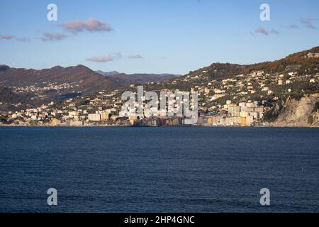 Italien, Camogli - Nahaufnahme des Dorfes Camogli von Punta Chiappa aus Stockfoto