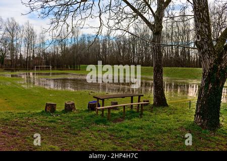 Ein kleiner, etwas vernachlässigter Fußballplatz irgendwo in Kroatien. Stockfoto