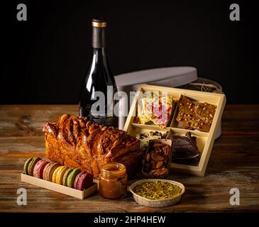 Verschiedene weihnachtliche Desserts und Süßigkeiten mit Wein Stockfoto