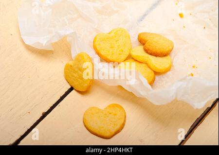 frisch herzförmige gebackene Shortbread Valentine Tag Cookies auf einem Papier wickeln Stockfoto