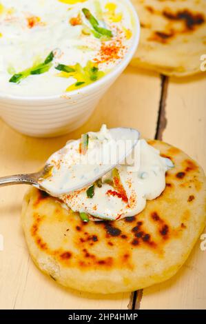 Arabischen Nahen Osten Salatit Laban wa kh'yar Khyar Bi Laban Ziege Joghurt-Gurken-Salat Stockfoto