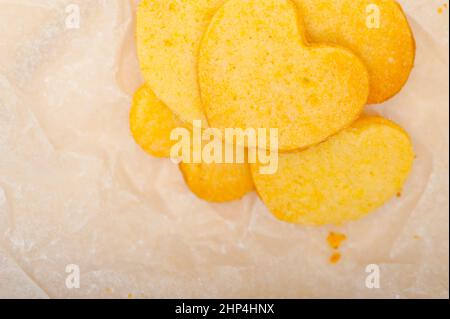 frisch herzförmige gebackene Shortbread Valentine Tag Cookies auf einem Papier wickeln Stockfoto