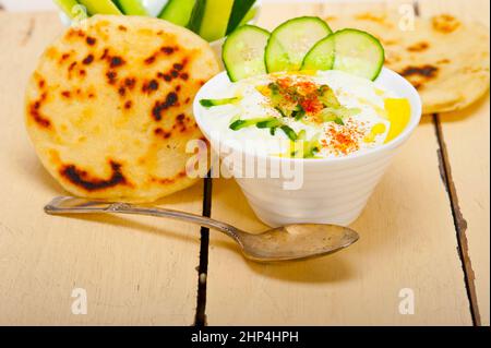 Arabischen Nahen Osten Salatit Laban wa kh'yar Khyar Bi Laban Ziege Joghurt-Gurken-Salat Stockfoto