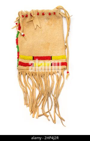 Beutel der Nordamerikanischen Indianer. Aus Hirschleder bestickt mit bunten Glasperlen und Leder Schnüre isoliert auf weiß hergestellt Stockfoto