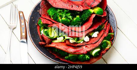 Teller Rote Beete Pfannkuchen gefüllt mit Gemüse. Richtige Ernährung. Stockfoto